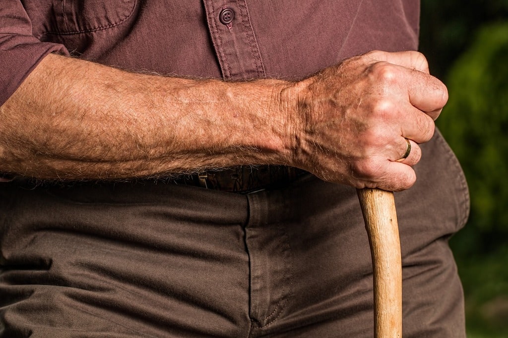 Retour à domicile après hospitalisation : aides et organisation